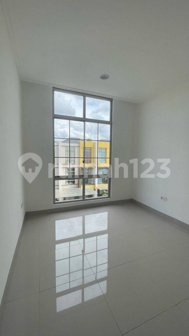 Modern 3-Bedroom Townhouse in Cluster Miami Complex