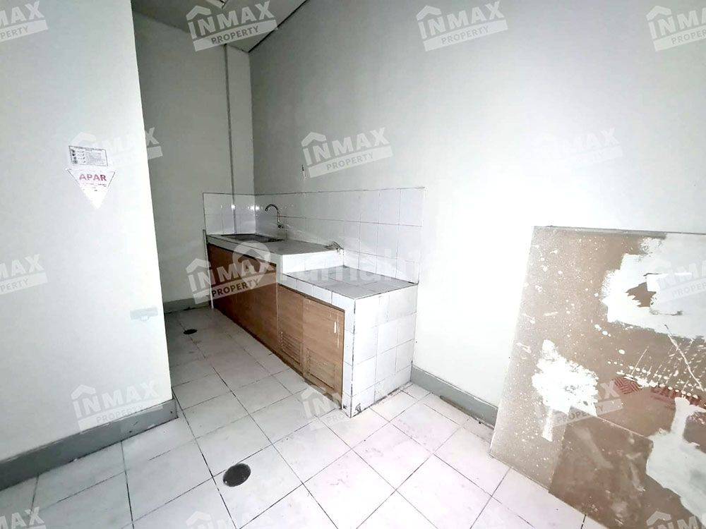 Business-Friendly Property with High Traffic and Ample Parking