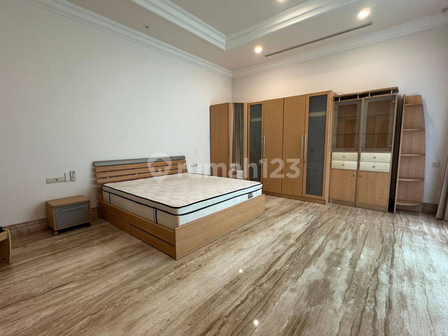Luxurious Graha Famili House - Fully Furnished, Premium Finish