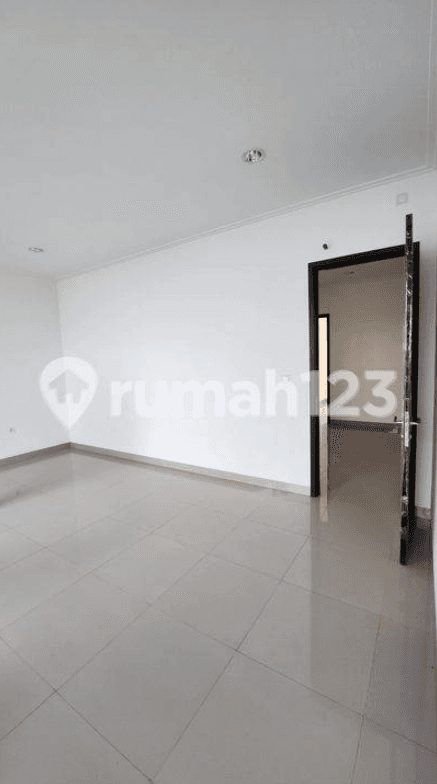 Exclusive Pantai Indah Kapuk 2 House with Large Land Area and Multiple Rooms