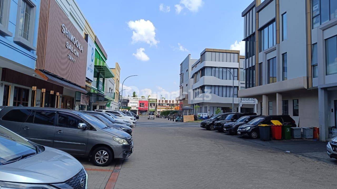 Ruko на площади Maggiore, Gading Serpong - Коммерческое помещение на первом этаже