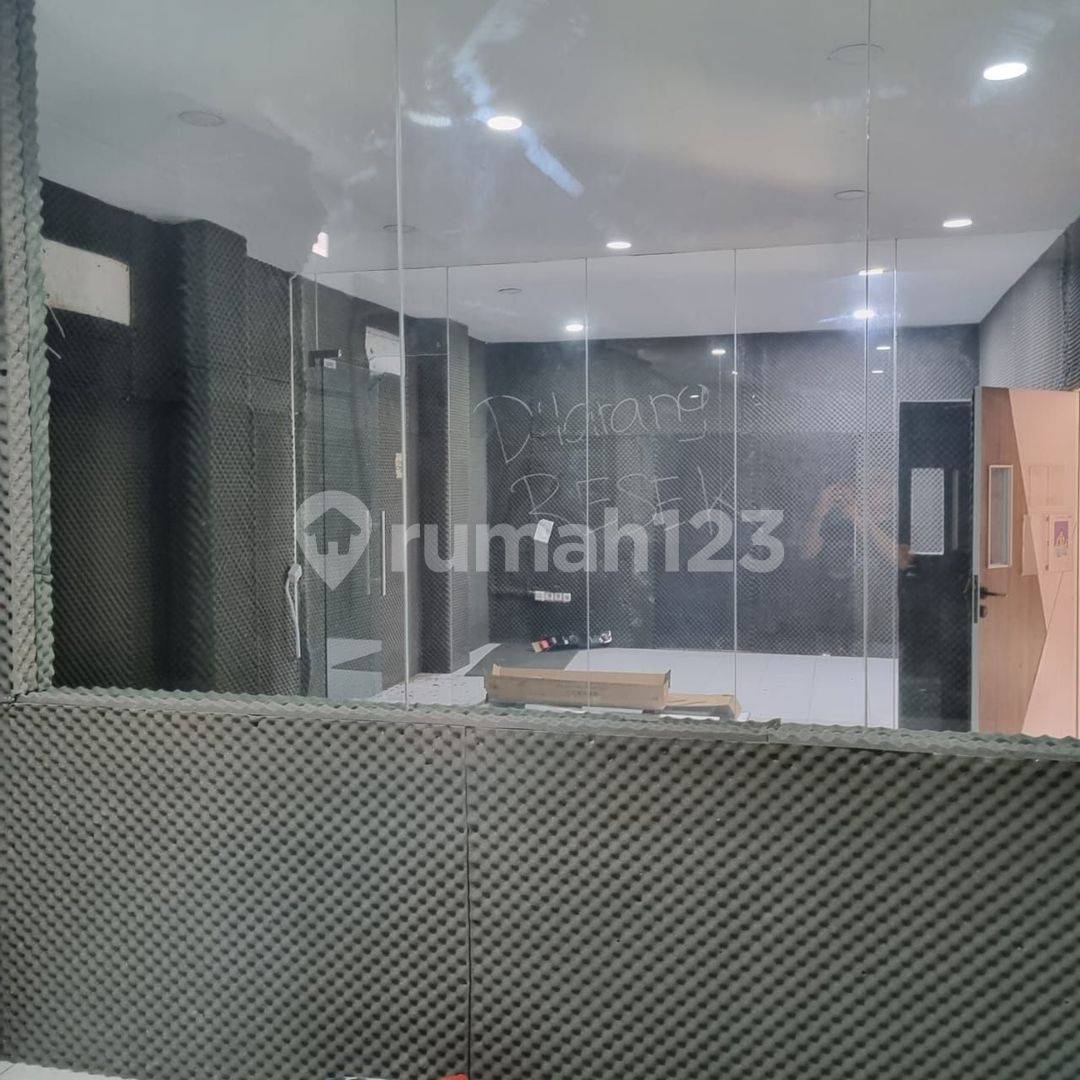 Келапа Гадингтің танымал аймағындағы Ruko коммерциялық үй-жайы - 4.5 деңгей