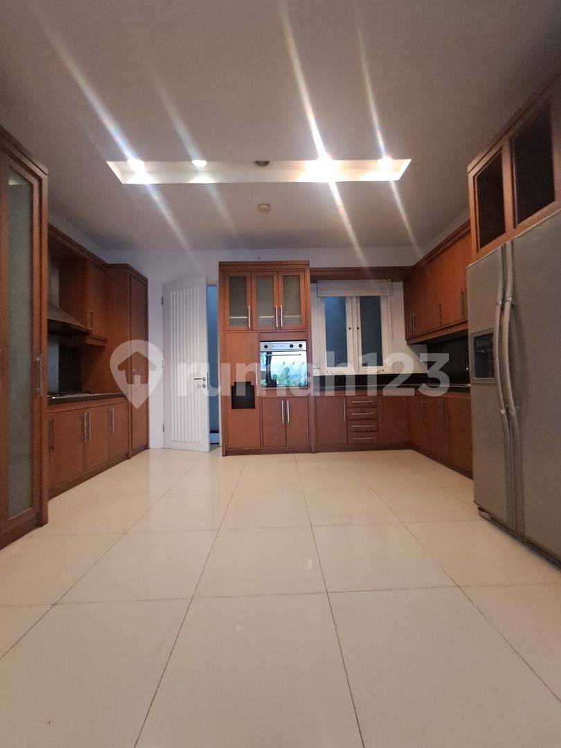 Просторный дом с 4+1 спальнями в Pondok Indah с бассейном