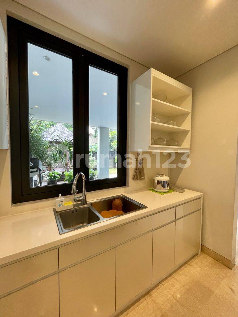 Cilandak Residence - Просторный 3-комнатный дом с частным бассейном