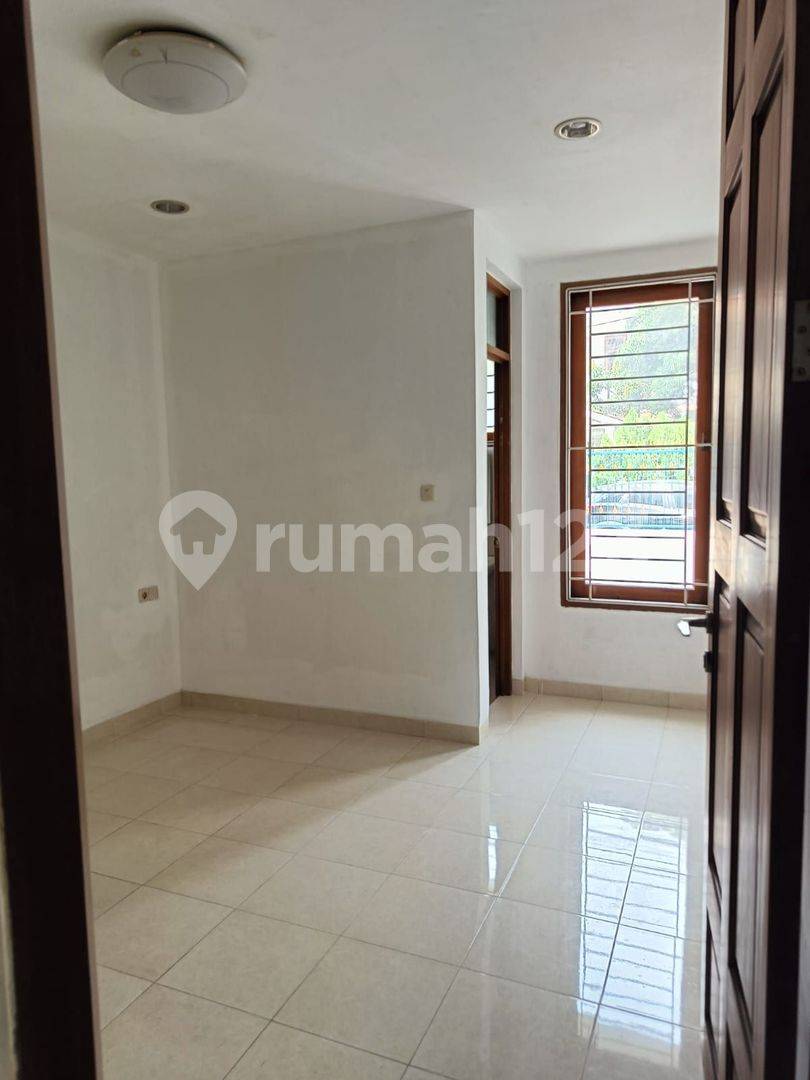 Необставленная квартира в Pluit Timur Residence, южная сторона, чистая