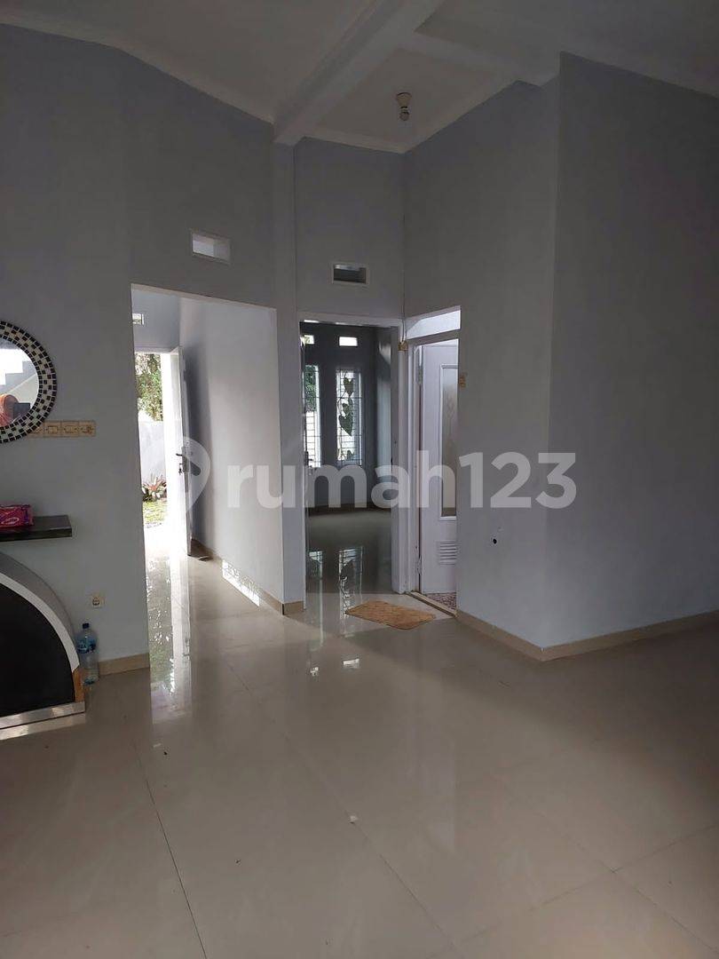 Strategic Location House with Garden and Kitchen Set
