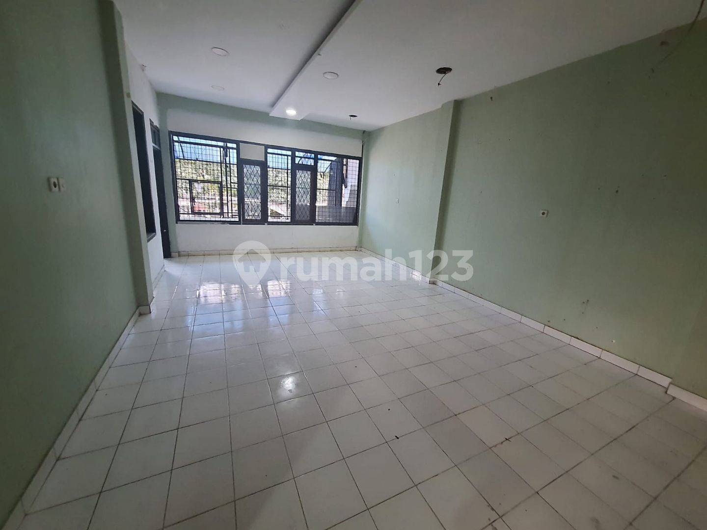 2-Story Commercial Shop/Space on Main Road, Suitable for Various Businesses