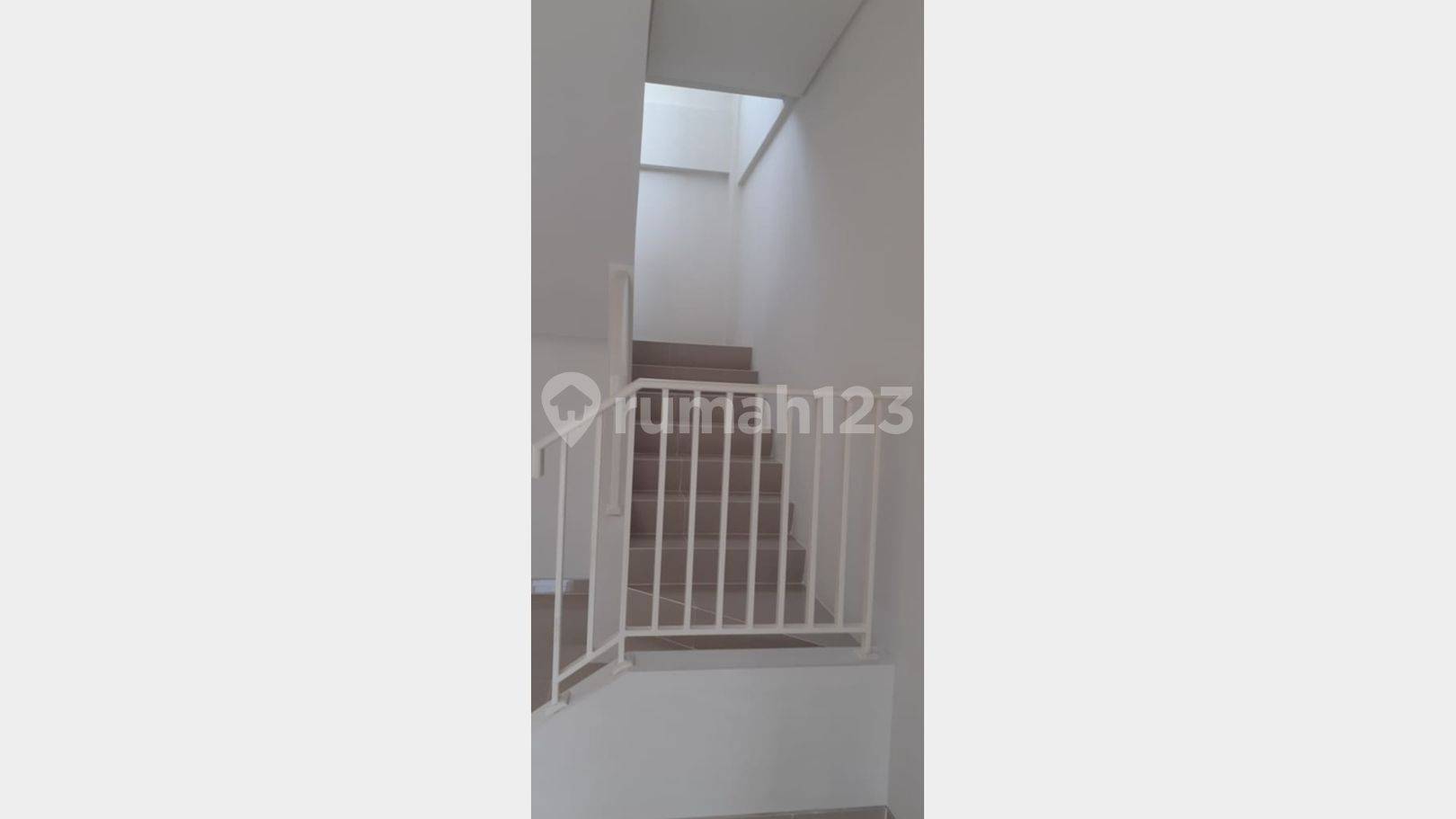 2 Corner Commercial Units with Garden View Windows