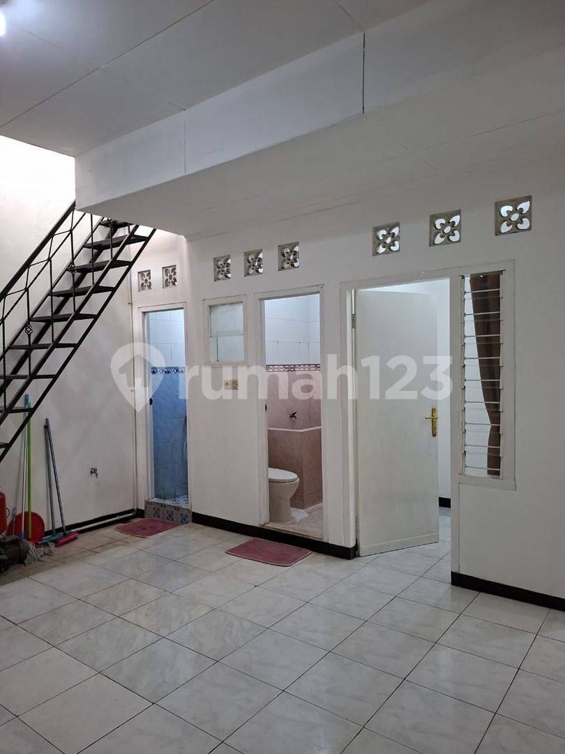 House in Duren Sawit, Jakarta Timur - 3 Bedrooms, Carport, Flood-Free