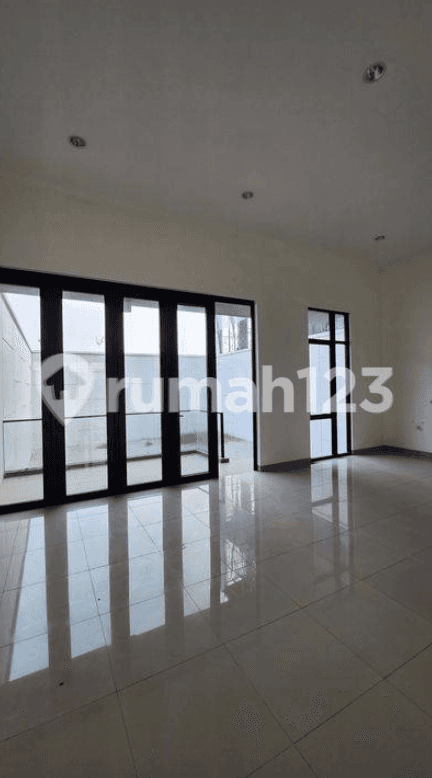 Exclusive Pantai Indah Kapuk 2 House with Large Land Area and Multiple Rooms