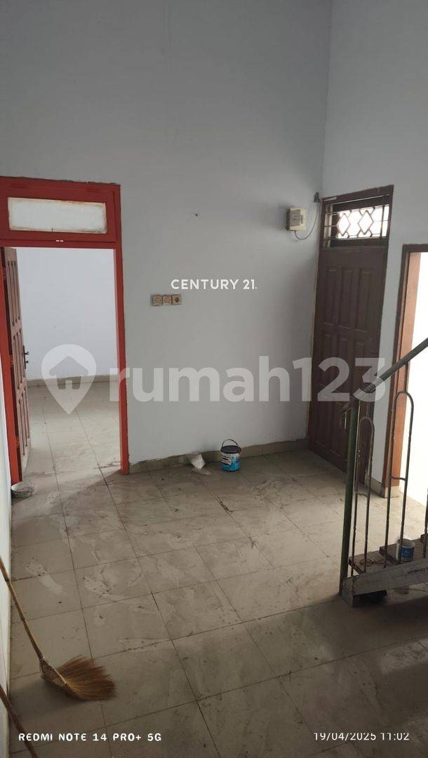 Strategic Location Property with Multiple Rooms
