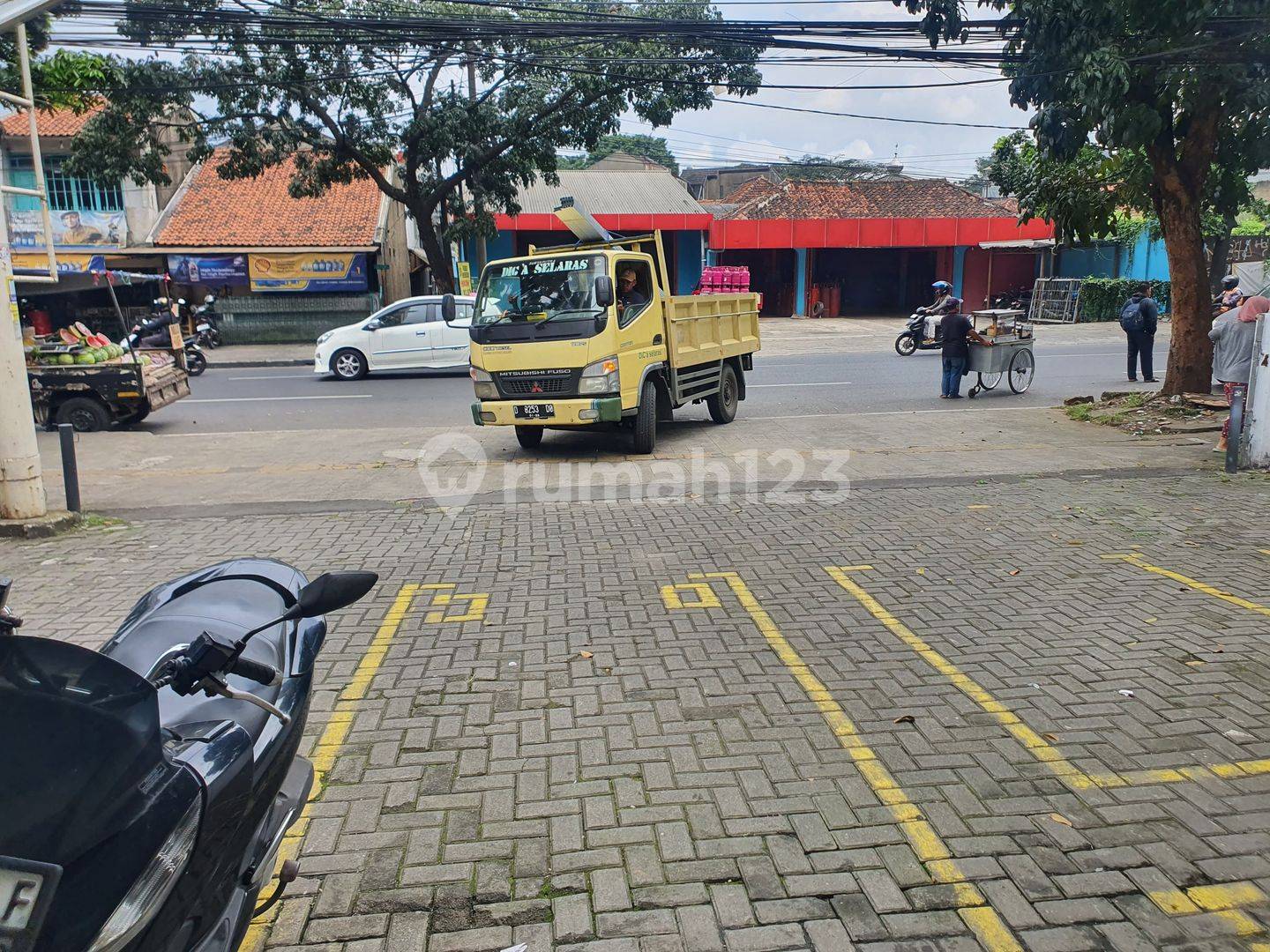 Mainroad Rajawali Commercial Shop - Spacious Parking, Prime Location
