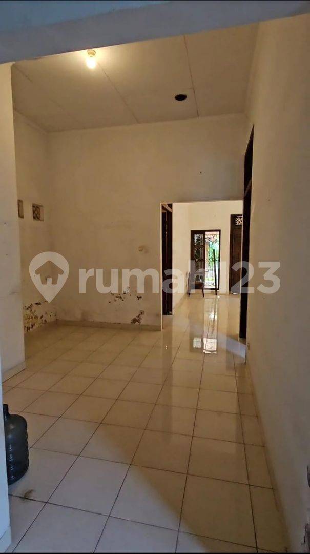 Spacious City Center Surabaya Property - Ideal for Cafe/Restaurant