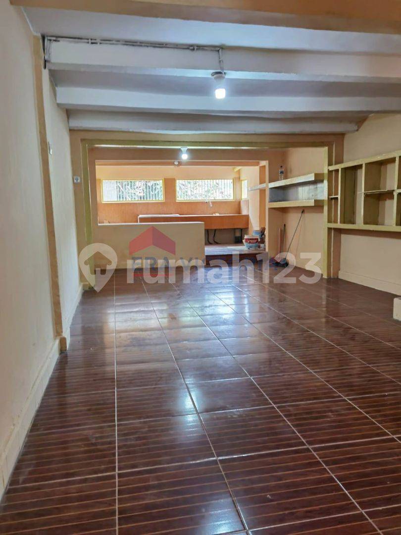 3-Story Commercial Space in Busy Culinary Area of Malang City