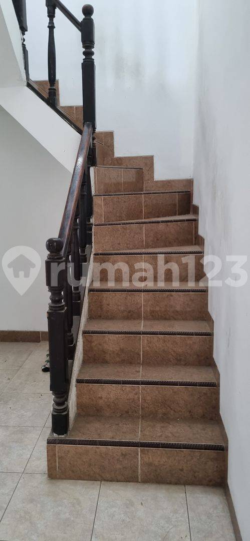 2-Story House in East Surabaya, Strategic Location Near Public Facilities