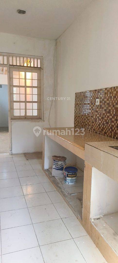 Spacious 2-Bedroom House in Sektor 5 with Carport