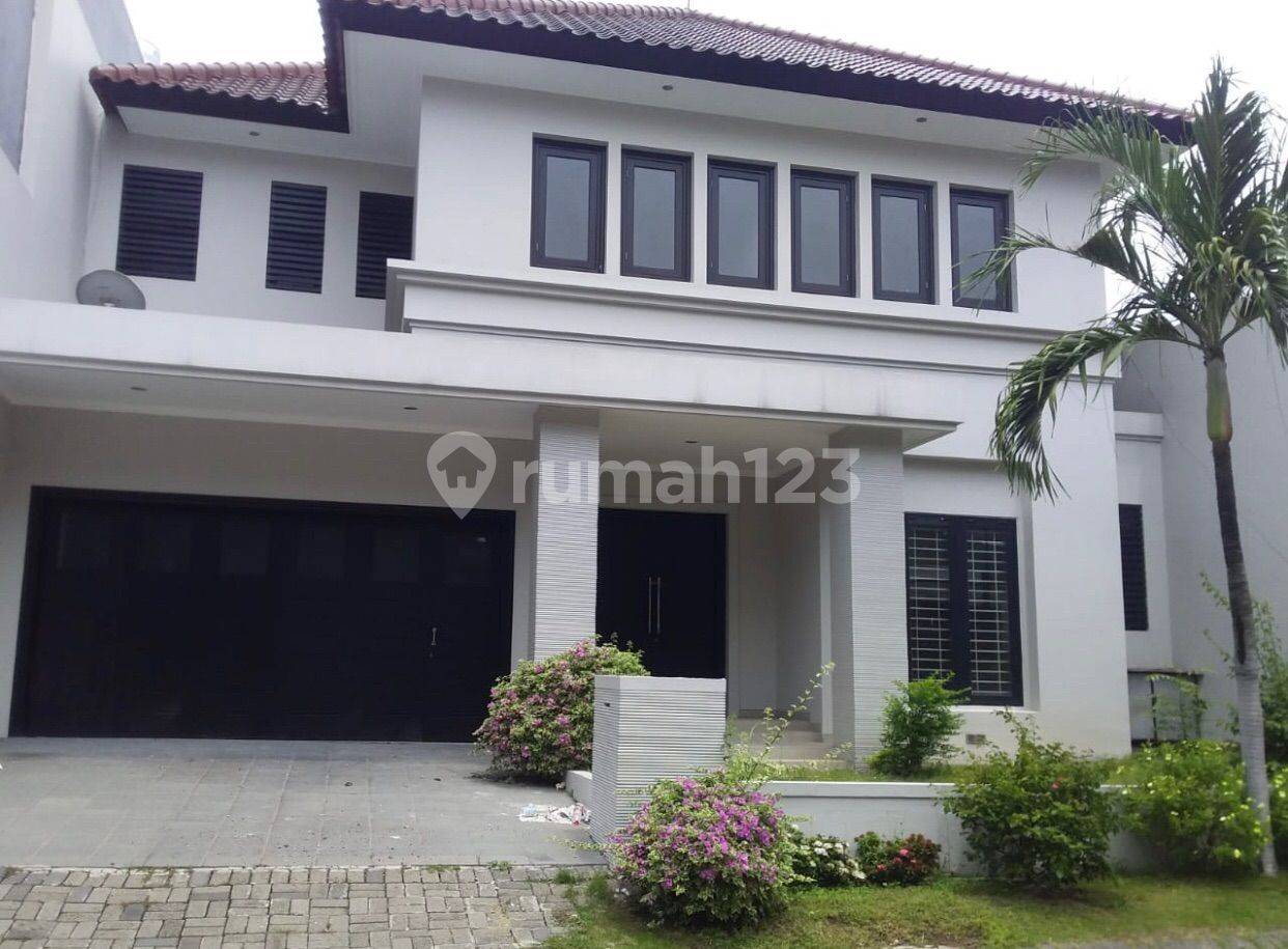 Spacious 4+1 Bedroom House with Garage and Garden