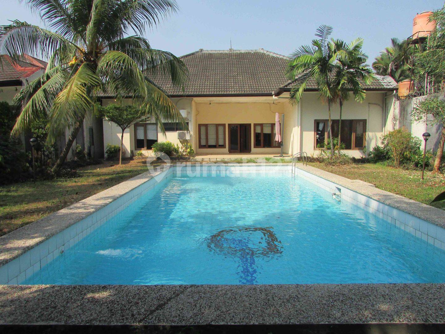 Spacious 5-Bedroom House with Pool and Garden