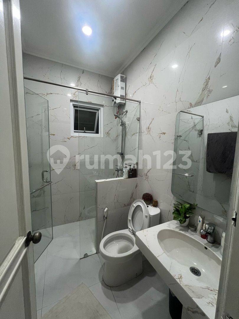 4-спальный полностью меблированный дом в Raffles Hills Cibubur