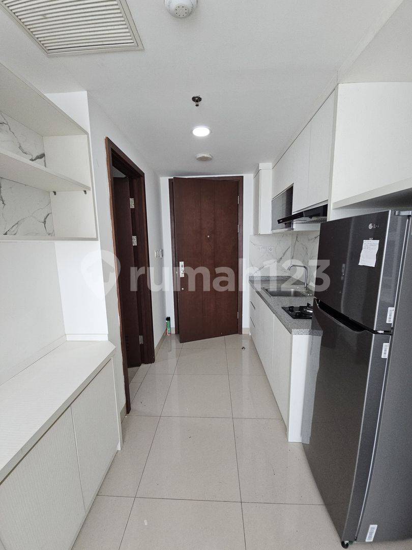 Доступная меблированная студия в жилом комплексе U Residence 3 Lippo Karawaci