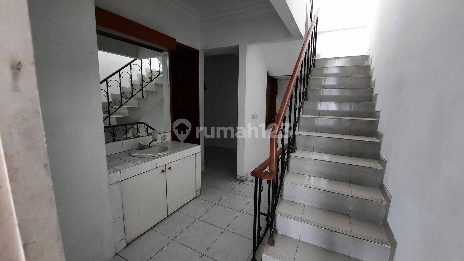 Ruko for Rent in Kelapa Gading - 3-Story Commercial Space