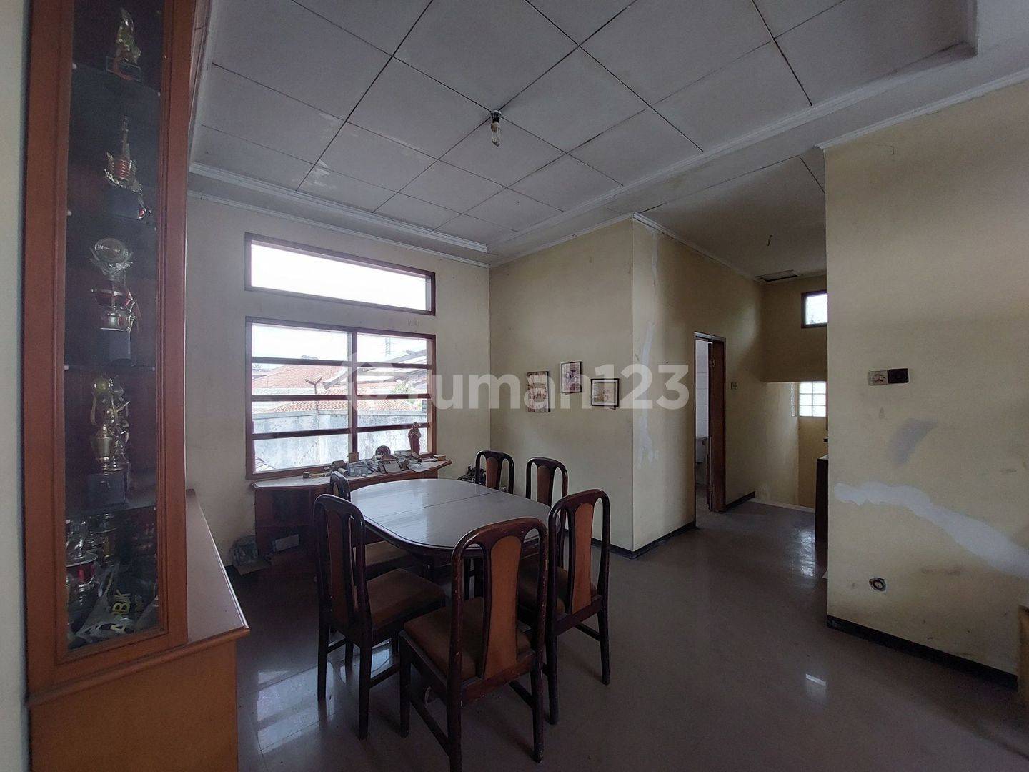 Strategic Business Space for Cafe, Restaurant, or Office