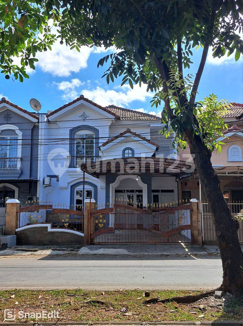 Spacious 4-Bedroom House in Nusaloka with Parking