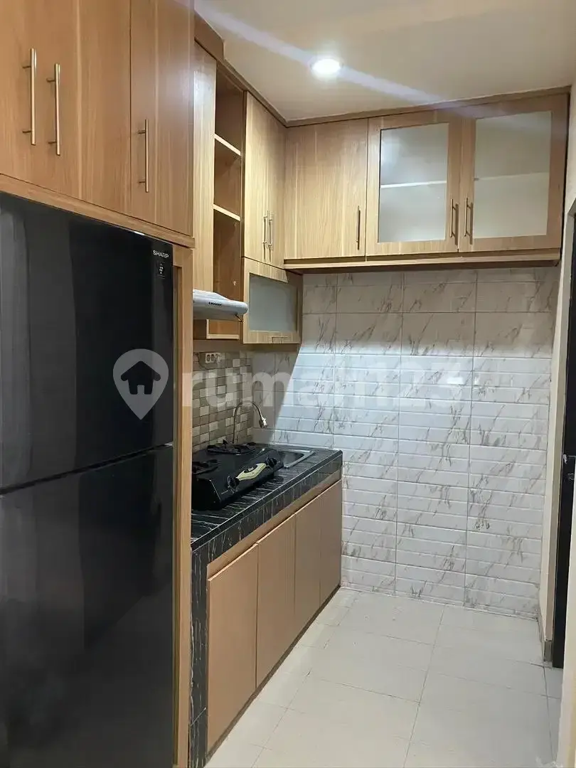 Modern Townhouse with Built-in Storage and Kitchen