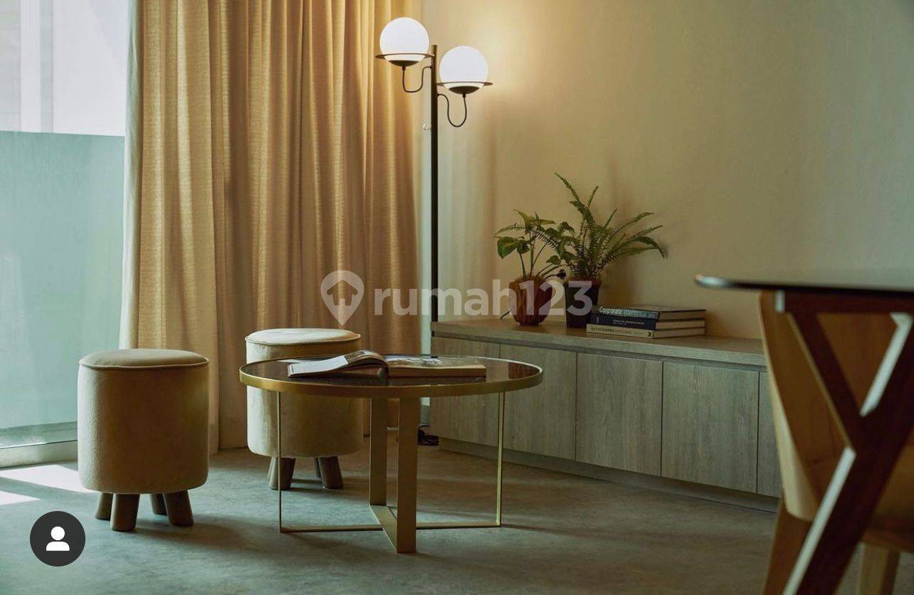 Жаңартылған Kemang Village Residence пәтері балконмен