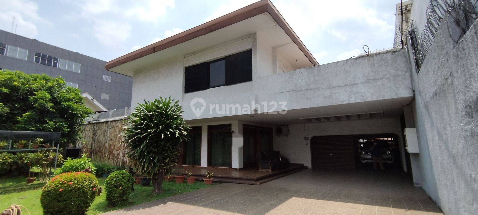 Strategic Location Property - Suitable for Showroom, Logistics, Office, or Clinic