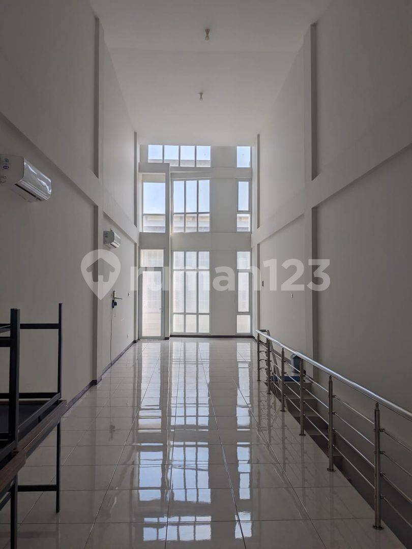 Semarang Barat қаласындағы Ruko Bizpark Madukoro коммерциялық кеңістігі