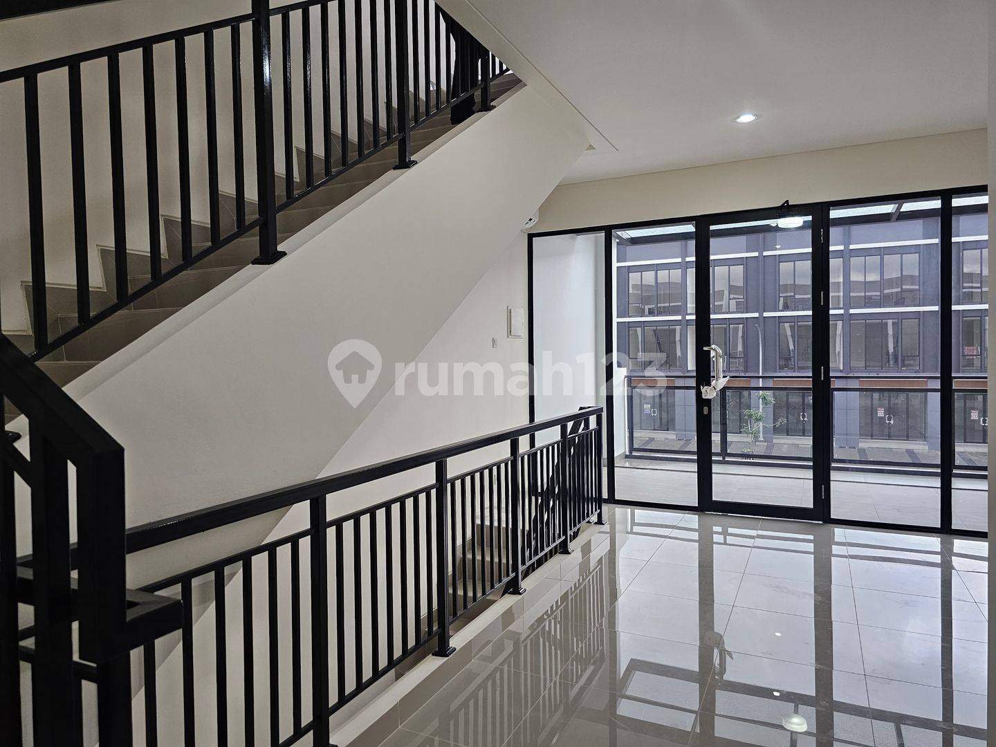Коммерческая недвижимость Hampton Promanade - Доступно 3 объекта