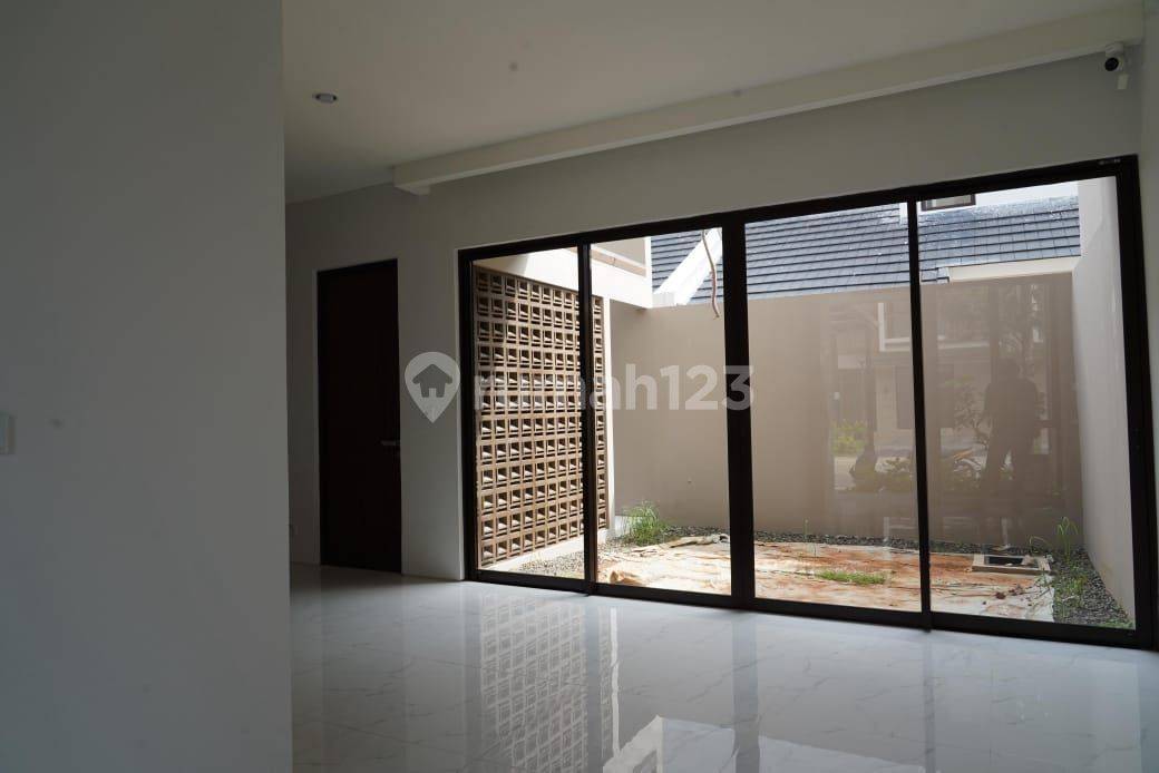 Современный 2.5-этажный дом в Citra Garden Serpong с 3 спальнями