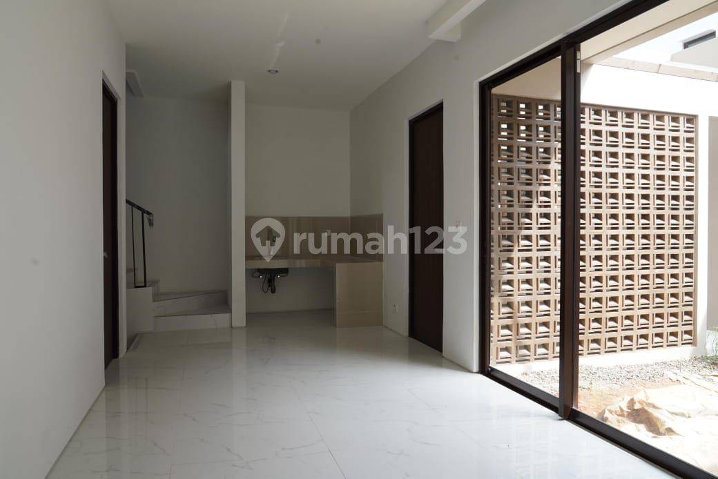 Современный 2.5-этажный дом в Citra Garden Serpong с 3 спальнями