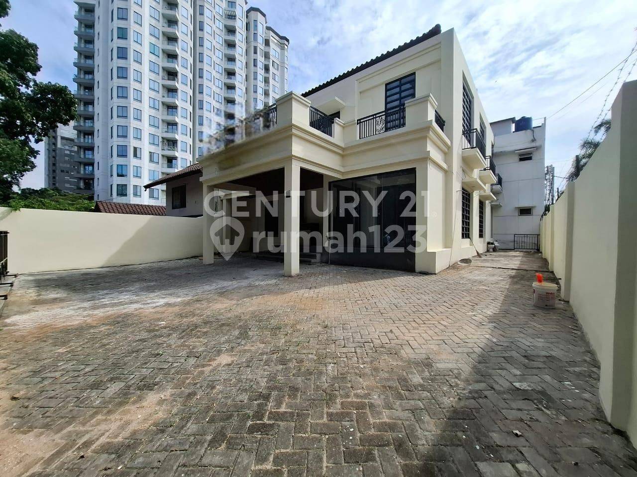 Strategic Location Property Near Multiple Urban Amenities