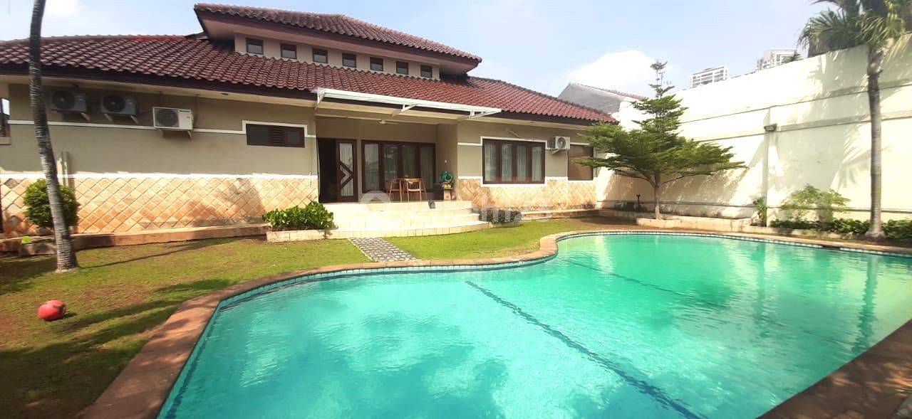 Spacious Family Home in Kemang with Pool