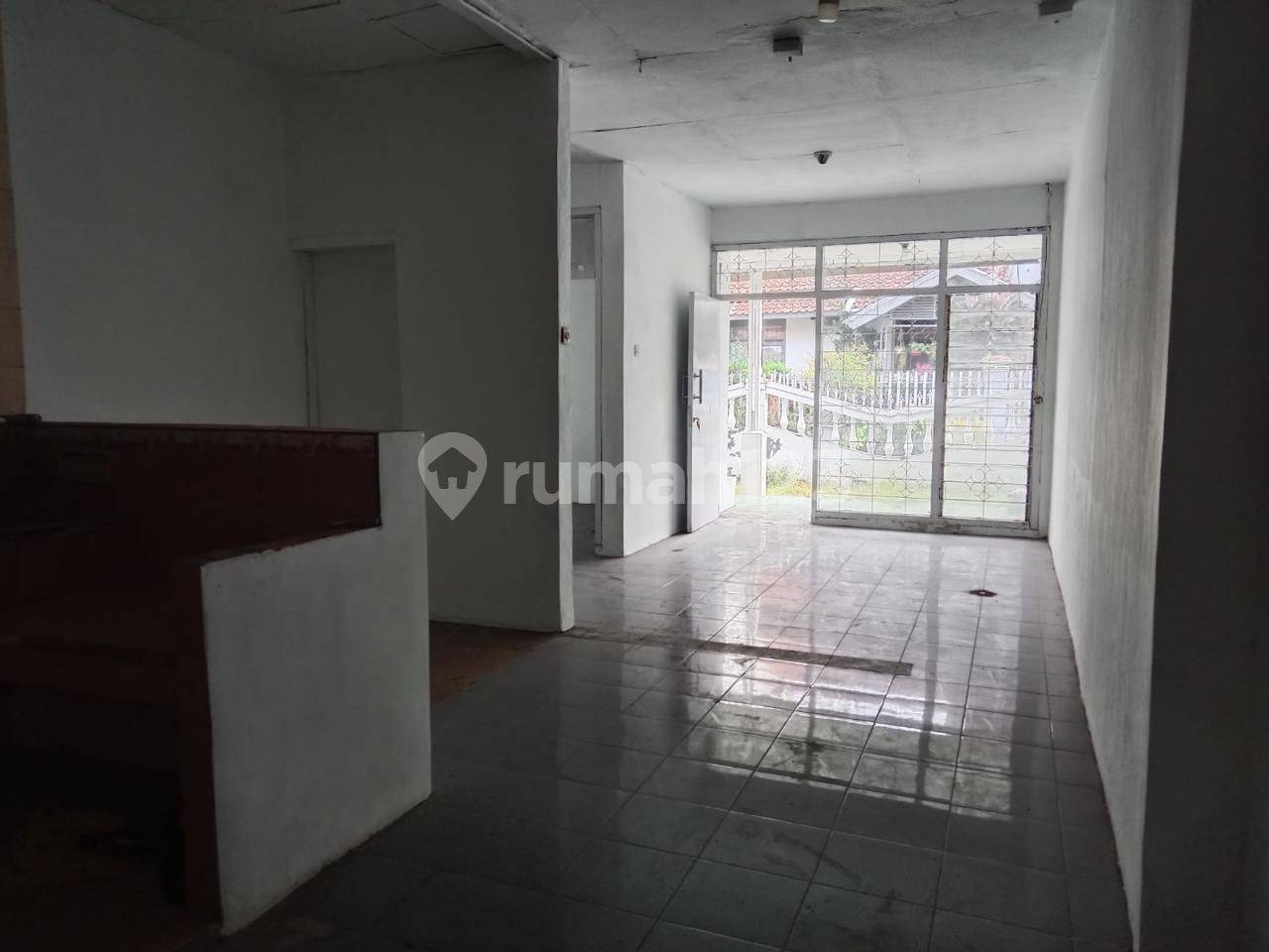 TKI House - Spacious Property with Multiple Rooms