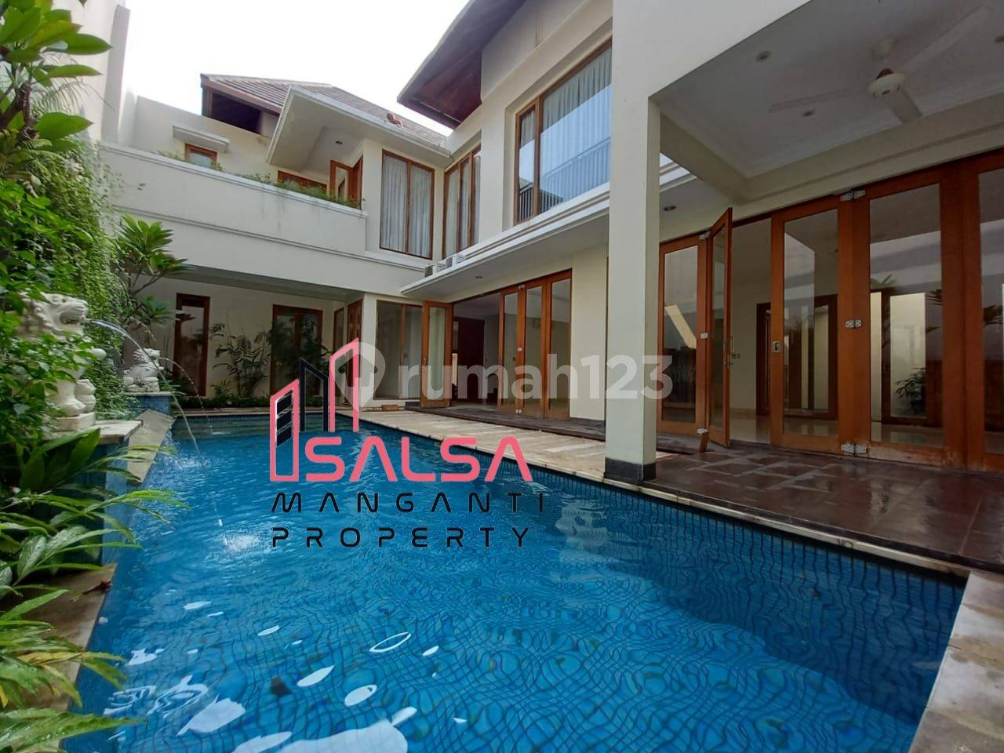 Luxurious 4-Bedroom House with Pool in Cipete