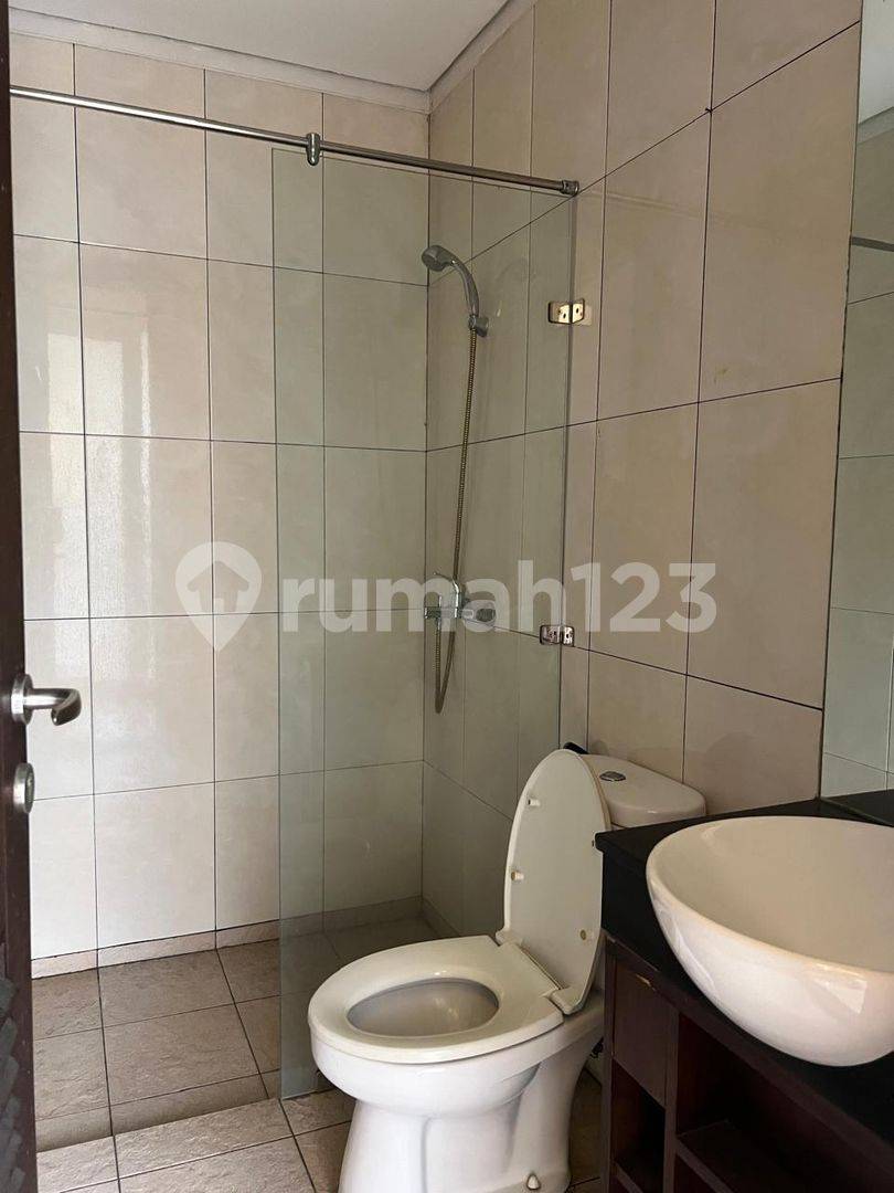 Kebayoran Senopati Luxury Rental: Spacious 5-Bedroom House with Pool
