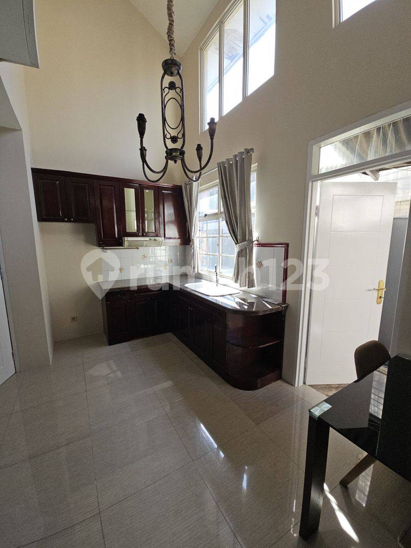 Taman Paris Lippo Karawaci-дағы 2 қабатты жиһазбен жабдықталған таунхаус