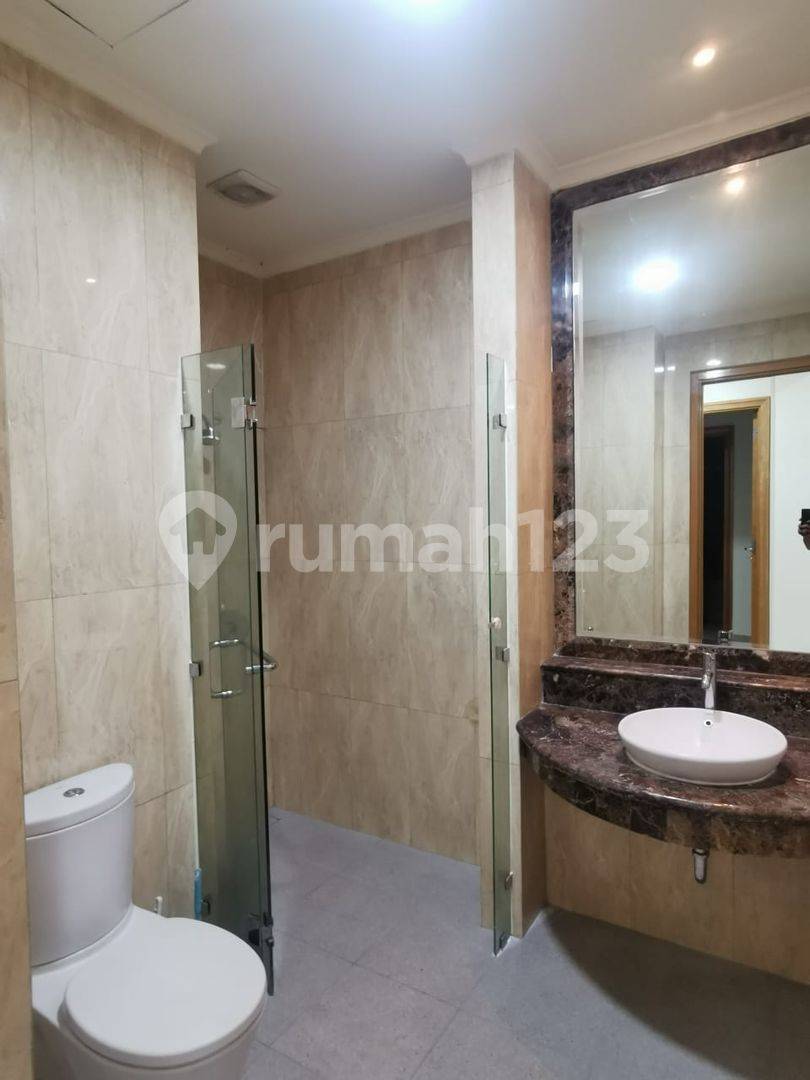 Senayan Residence-тегі 2 бөлмелі пәтер, жақсы орналасқан, төменгі қабат