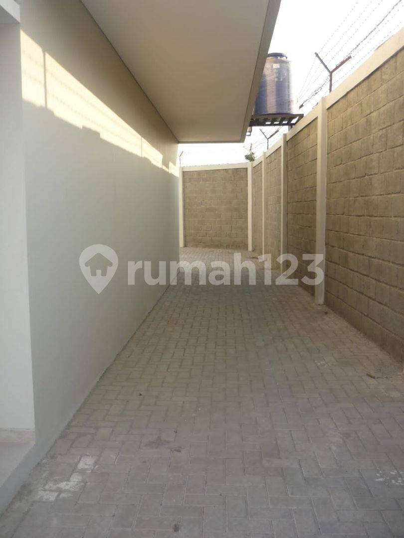2-Bedroom House at Gunung Batu with Drying Area