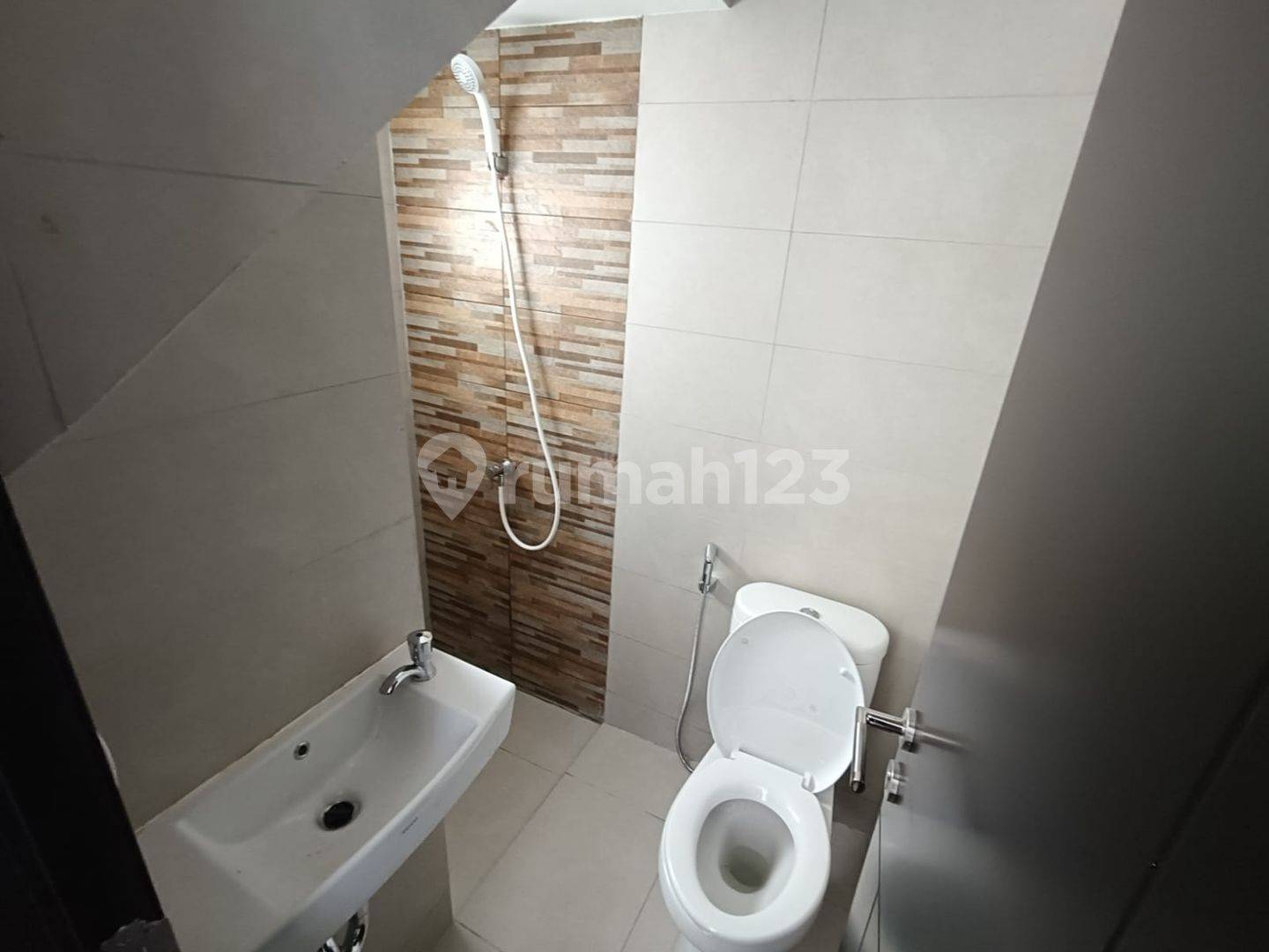 Modern Townhouse with Strategic Location in City Center
