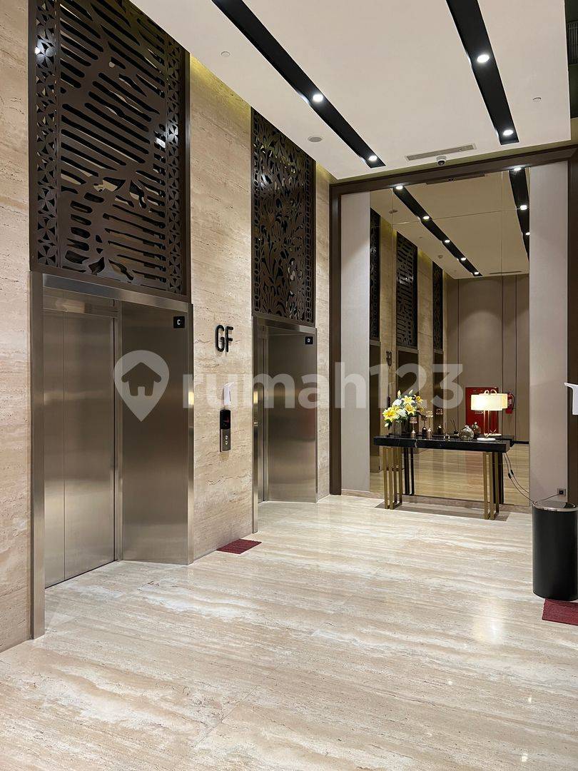 Modern Pet-Friendly Apartment with Pool and City Views