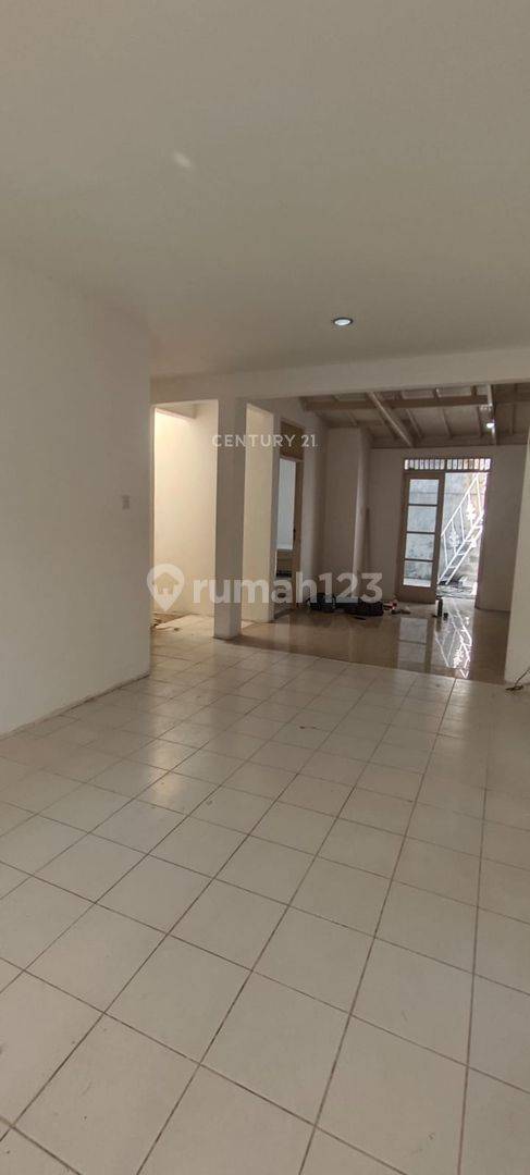Spacious 2-Bedroom House in Sektor 5 with Carport