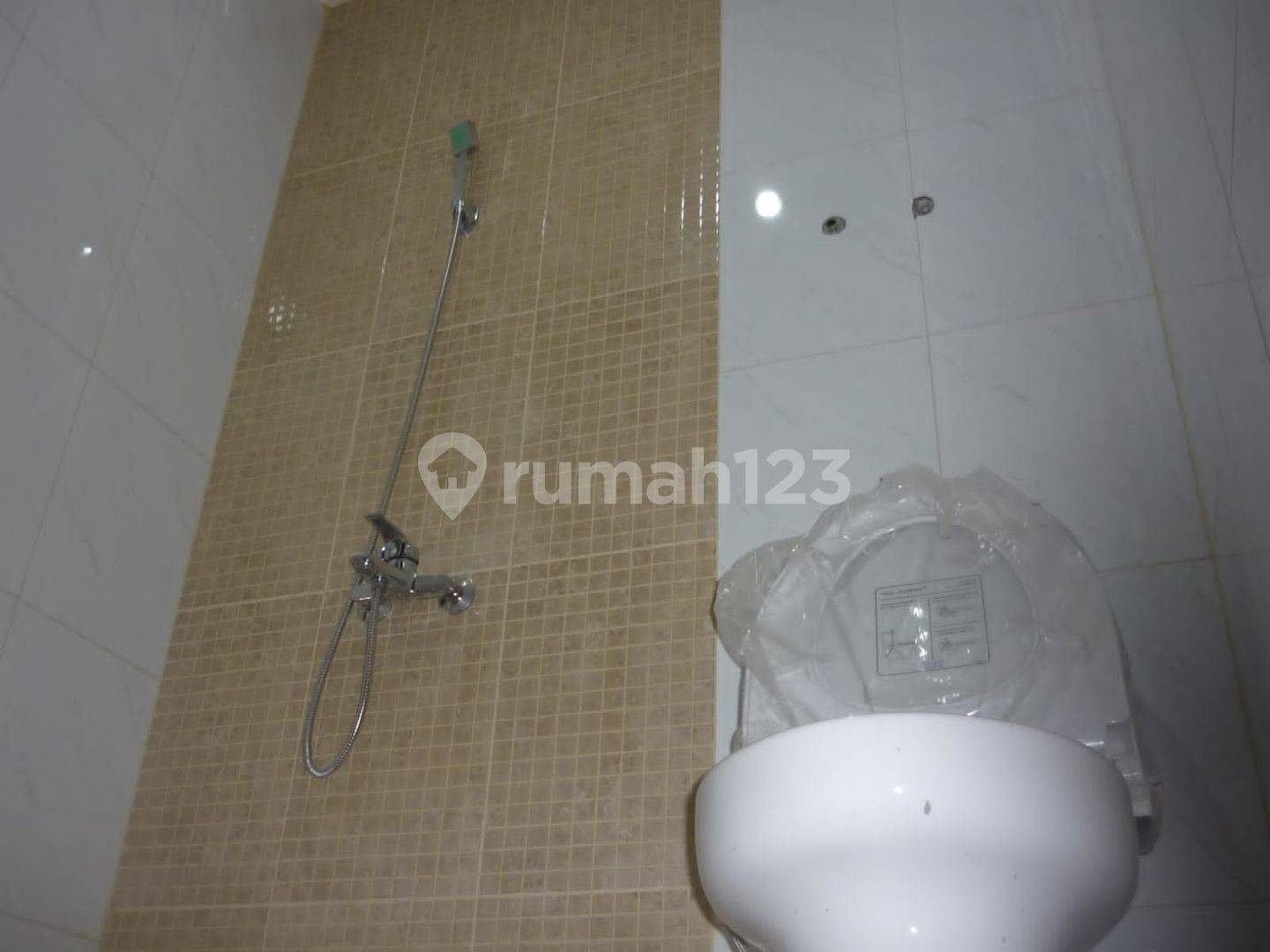2-Bedroom House at Gunung Batu with Drying Area