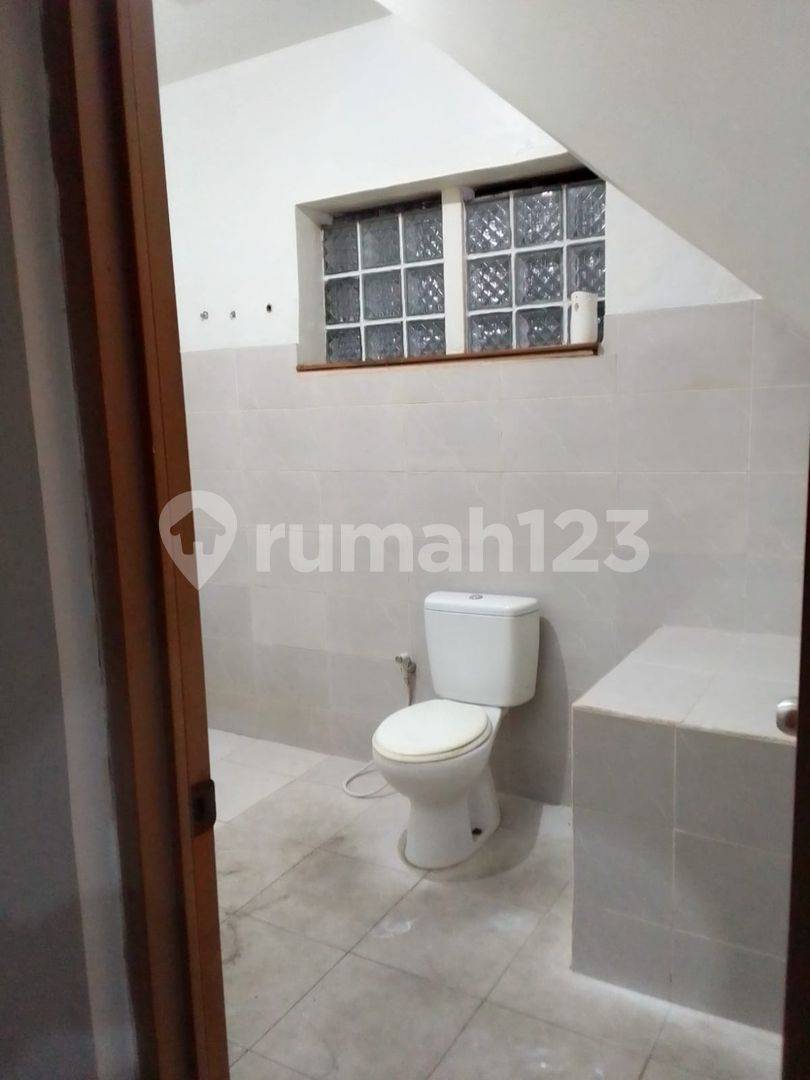 Spacious 4-Bedroom House with Parking
