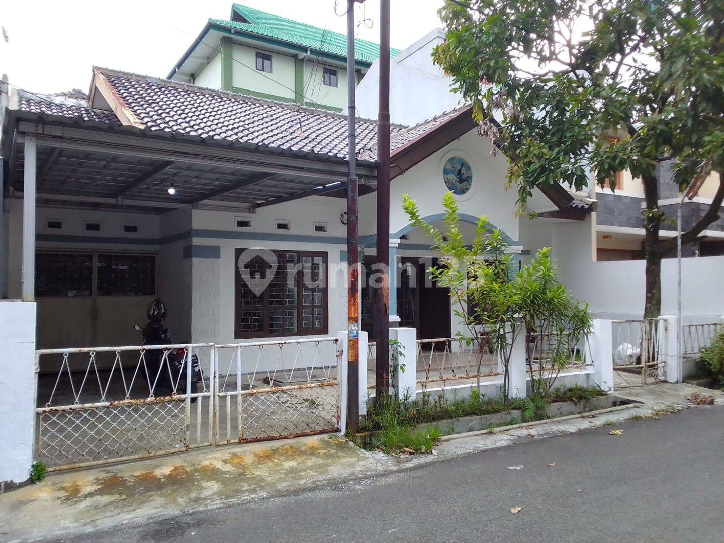 Spacious 4-Bedroom House with Parking