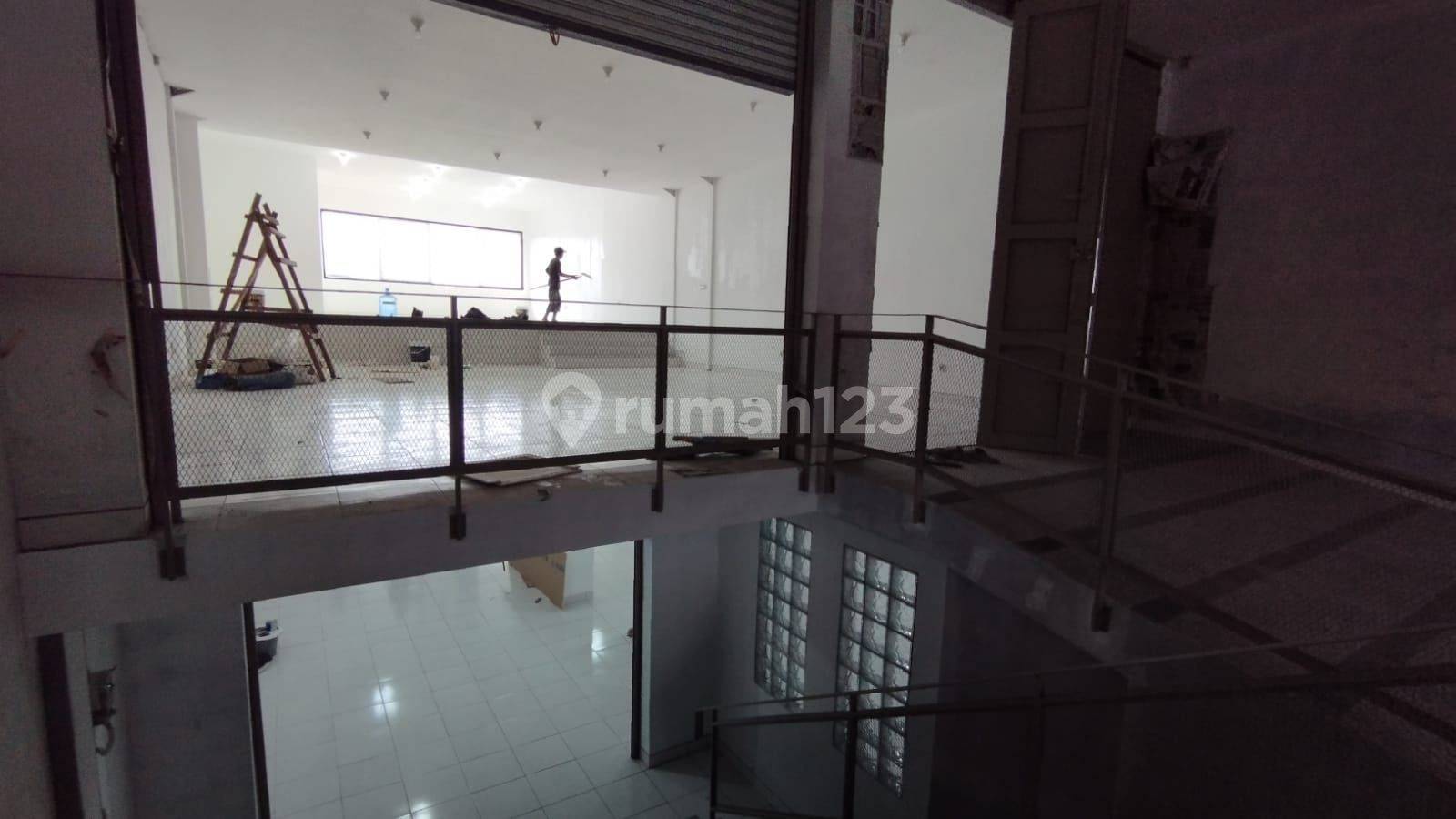 Two-story commercial/residential property with large area