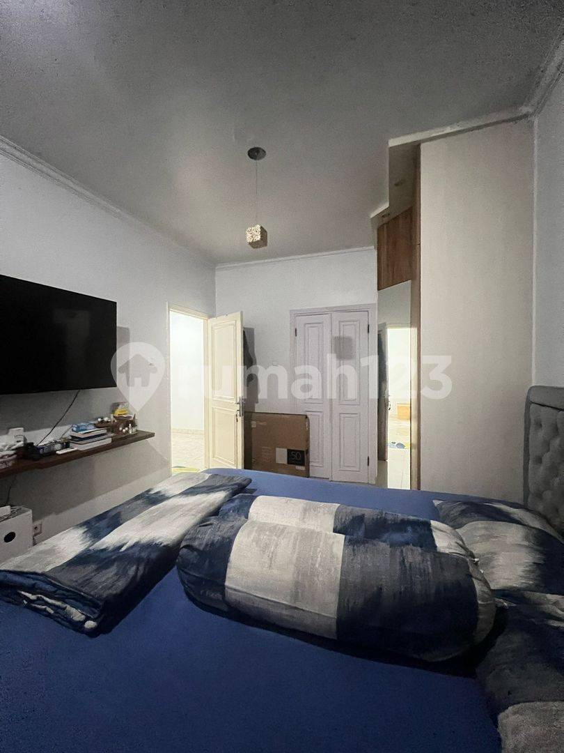 4-спальный полностью меблированный дом в Raffles Hills Cibubur